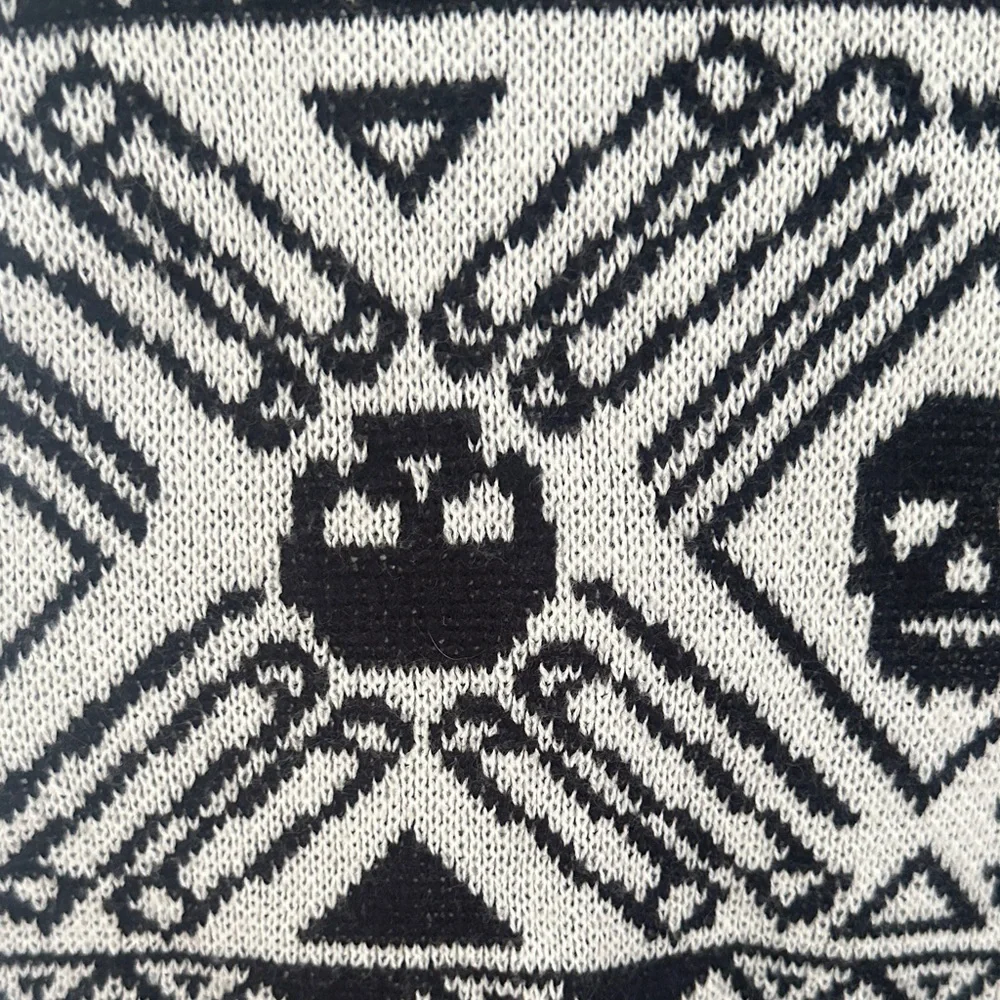 Chic Skull Black and White Patterned Women's Cardigan - Picture 4 of 5